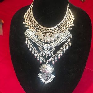 ❣️NWOT❣️ SILVER UNIQUE-STATEMENT NECKLACE . . .